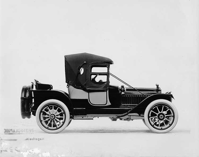 1913 Packard two-toned runabout, right side view