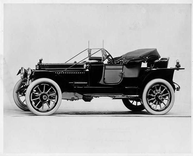 1913 Packard 48 two-toned runabout, seven-eights front view left side, top folded