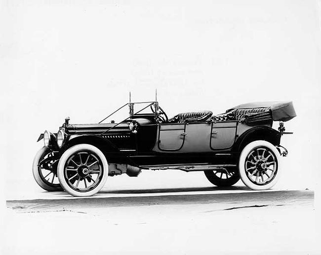 1913 Packard 48 two-toned phaeton, three-quarter front view, left side