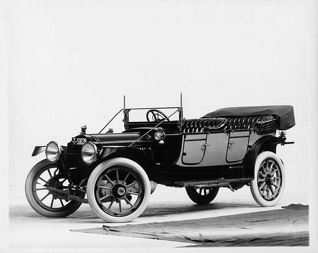 1913 Packard 48 two-toned phaeton, three-quarter front view, left side