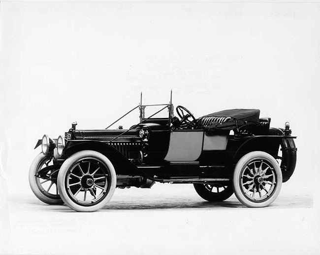 1913 Packard 38 two-toned runabout, three-quarter front view, left side, top folded