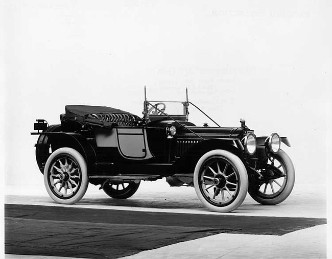1913 Packard 38 two-toned runabout, three-quarter front view, right side, top folded