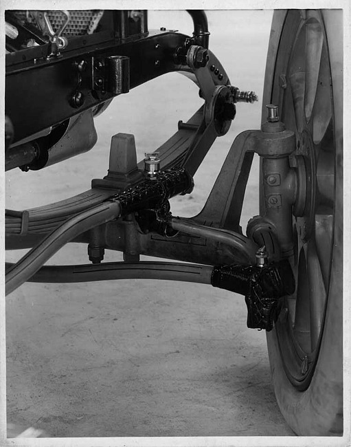 1913 Packard 48 phaeton, chassis, detail steering knuckle