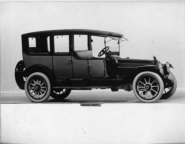 1914 Packard 2-38 two-toned limousine, right side, spare tire carried at rear