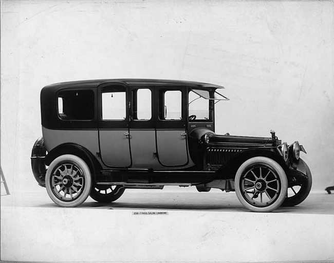 1914 Packard 2-38 two-toned salon limousine, seven-eighths front view, right side