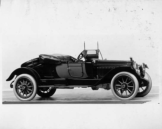 1915 Packard 3-38 two-toned runabout, five-sixths front view, right side, top folded