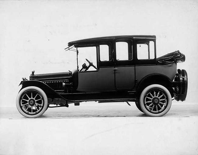 1915 Packard 3-38 two-toned cab-side landaulet, left side, quarter collapsed