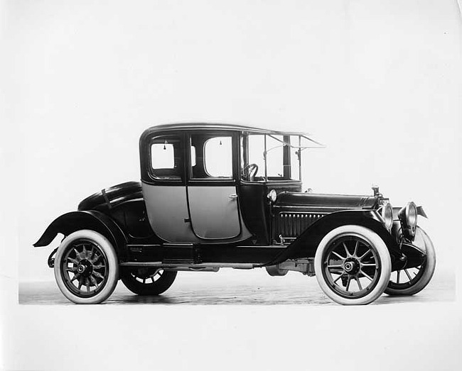 1915 Packard 3-38 two-toned coupe, five-sixths front view, right side