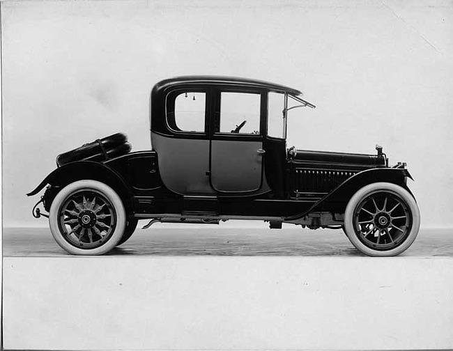 1915 Packard 3-38 two-toned coupe, right side