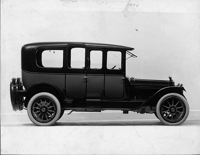 1915 Packard 3-38 two-toned salon limousine, right side