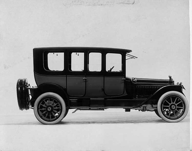 1915 Packard 3-38 two-toned double-compartment brougham, right side