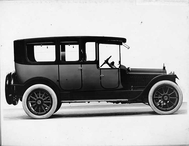 1919 Packard 1-35 two-toned cab-side landaulet, right side, quarter closed