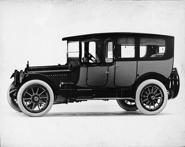 1916 Packard 1-25 two-toned limousine, seven-eights front view, left side