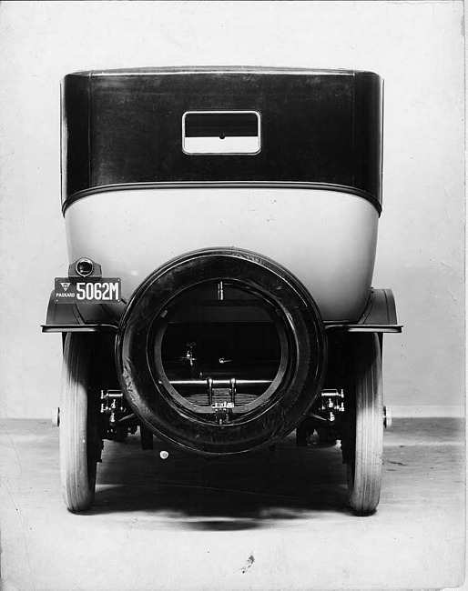 1919 Packard 1-35 two-toned cab-side landaulet, close-up rear view, quarter closed