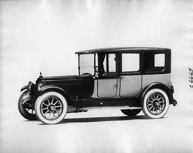 1918 Packard two-toned limousine, seven-eights front left view