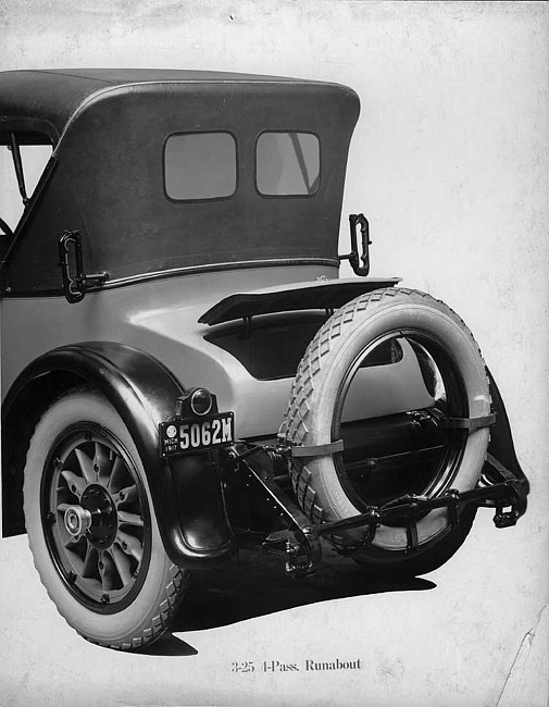 1918-1919 Packard two-toned runabout, three-quarter rear view, top raised