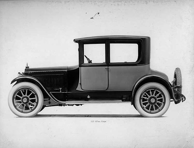 1918-1919 Packard two-toned coupe, right side view