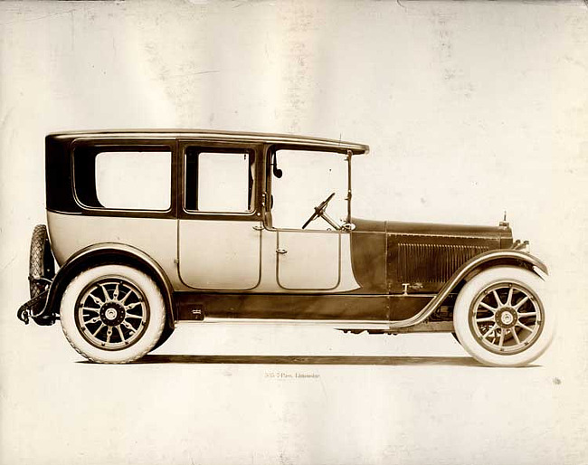 1918-1919 Packard two-toned limousine, left side view