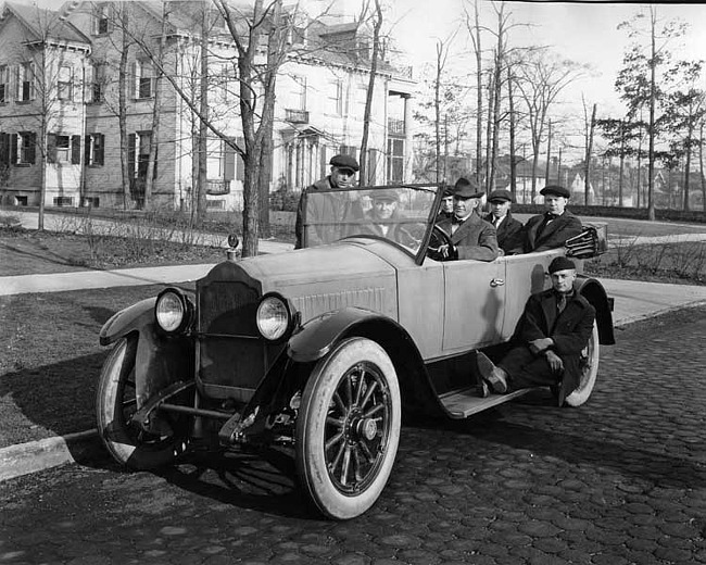 1921-1922 Packard touring car full of men