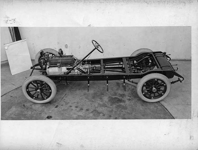 1921-1922 Packard 116 chassis, three-quarter left front view