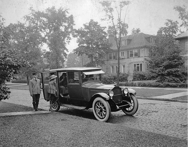 1920-1923 Packard duplex coupe, chauffeur at door