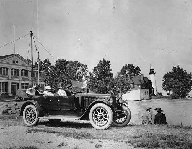 1920-1923 Packard phaeton, three-quarter right front view, at Windmill Point