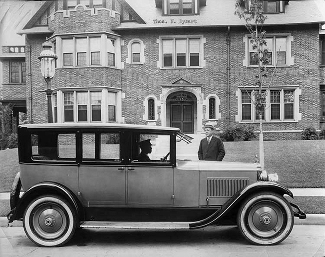 1922-1923 Packard sedan-limousine, at home of Thomas N. Dysart, standing at curb