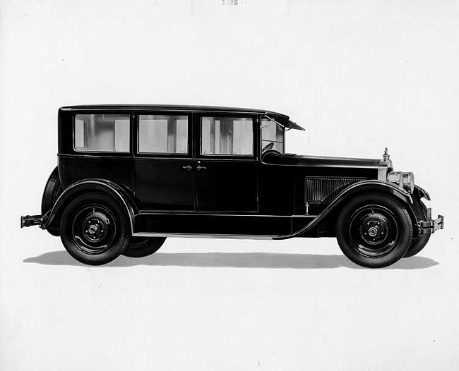 1925-1926 Packard sedan limousine, right five-sixths side front view