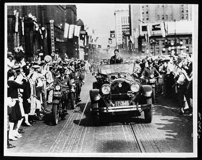 1925-1926 Packard touring car with Charles A. Lindbergh in Omaha, Neb. parade