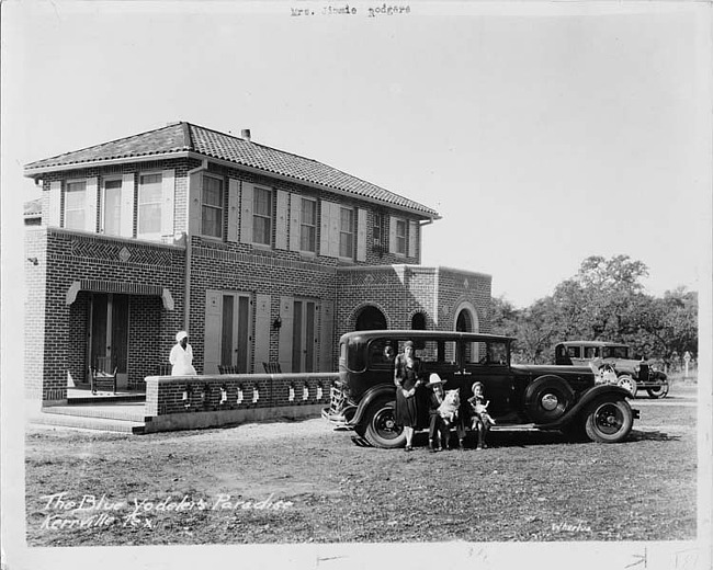 1930 Packard with Mr. and Mrs. Jimmie Rodgers, dogs and daughter