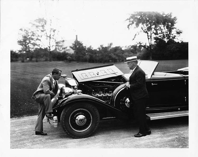 1932 Packard convertible sedan inspected by golfer Gene Sarazen, with Alvan Macauley