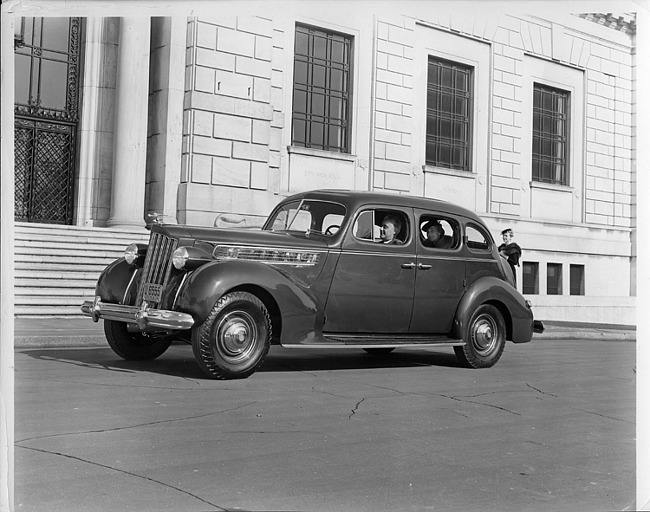 1939 Packard touring sedan in front of the Detroit Institute of Arts