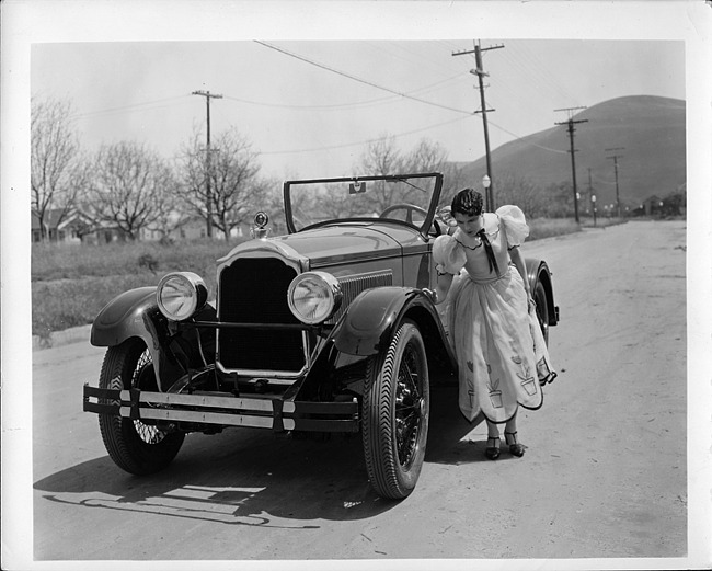 1925-26 Packard runabout, actress Leatrice Joy standing at front fender