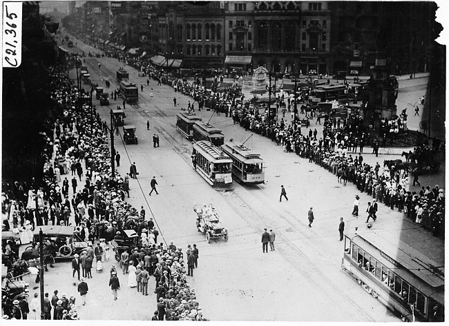 Bird's-eye view of the 1909 Glidden Tour automobile parade at Woodward and Michigan, Detroit, Mich.