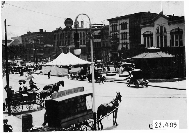 Start of the 1909 Glidden Tour in front of the Pontchartrain Hotel, Detroit, Mich.