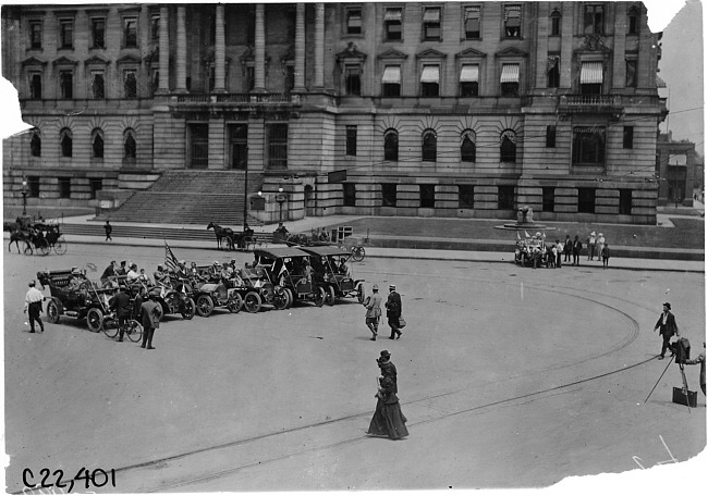 Preparations for the 1909 Glidden Tour in front of the Wayne County building, Detroit, Mich.