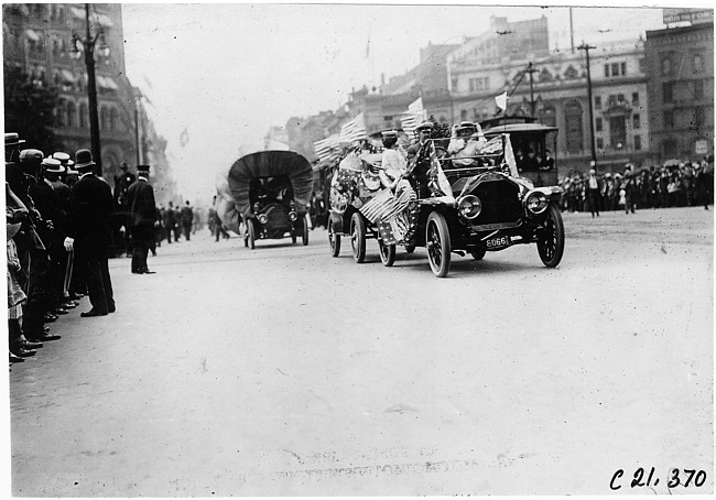 Decorated cars in the 1909 Glidden Tour automobile parade, Detroit, Mich.