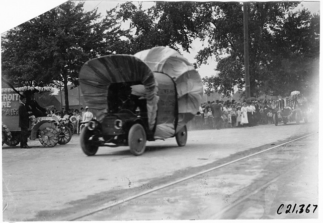Decorated Chalmers-Detroit car in the 1909 Glidden Tour automobile parade, Detroit, Mich.