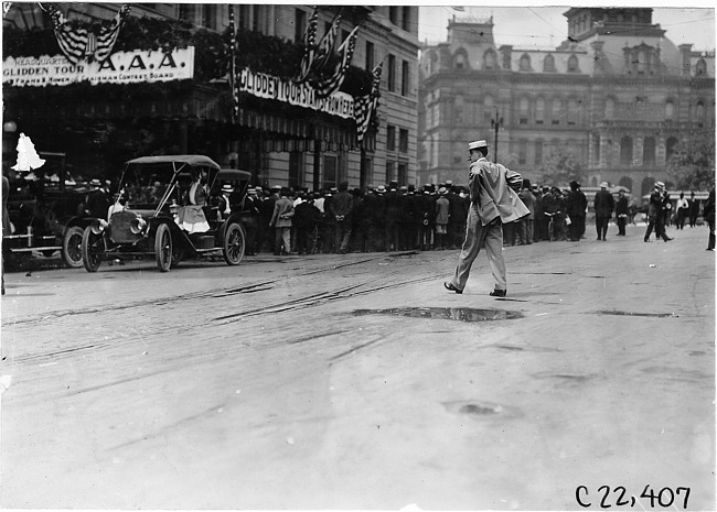 Start of the 1909 Glidden Tour at Pontchartrain Hotel, Detroit, Mich.