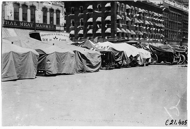 Participating cars awaiting the start of 1909 Glidden Tour automobile parade, Detroit, Mich.