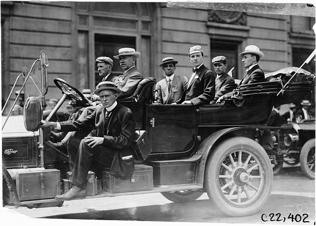 Thomas Flyer car in 1909 Glidden Tour automobile parade, Detroit, Mich.