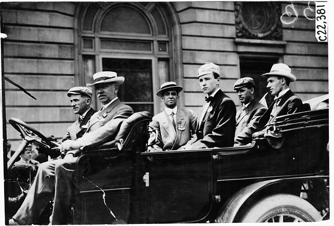 Thomas Flyer car with press representatives in 1909 Glidden Tour automobile parade, Detroit, Mich.