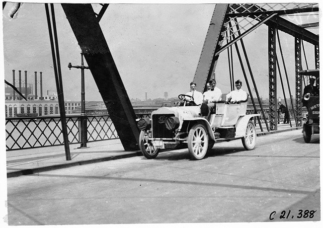 White Steamer car, 1909 Glidden Tour automobile parade, Detroit, Mich.