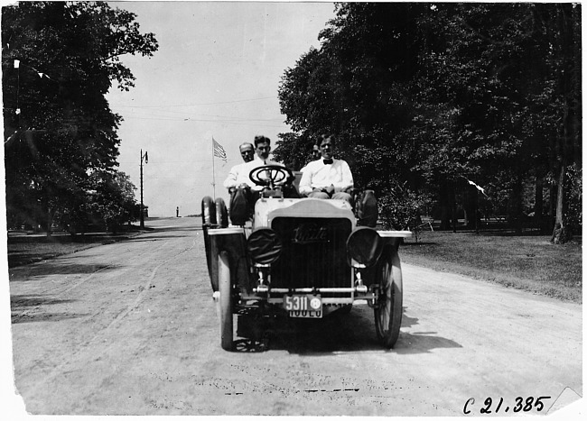 White Steamer car, 1909 Glidden Tour automobile parade, Detroit, Mich.