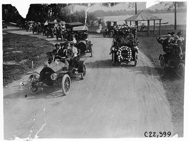 Cadillac cars in 1909 Glidden Tour automobile parade, Detroit, Mich.