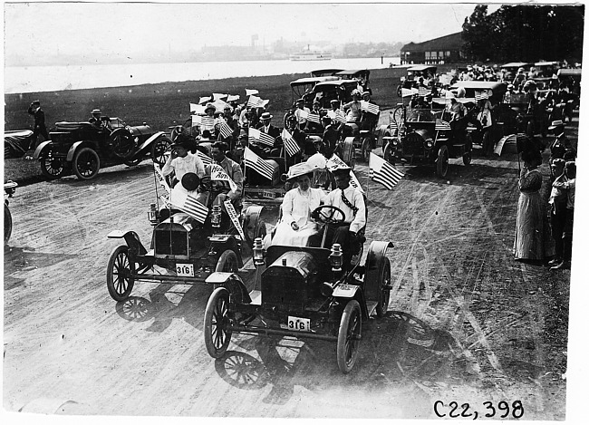 The Brush runabout in 1909 Glidden Tour automobile parade, Detroit, Mich.