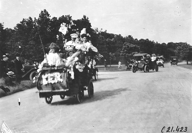 Parade car in 1909 Glidden Tour automobile parade, Detroit, Mich.