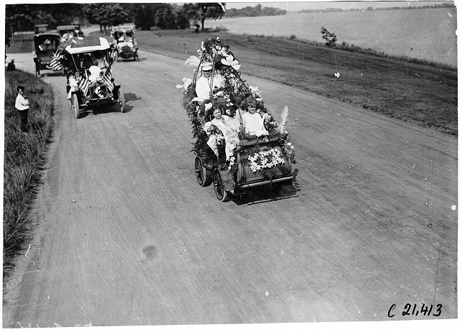 Parade cars in 1909 Glidden Tour automobile parade, Detroit, Mich.