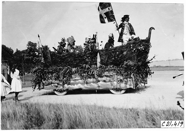 Father Cadillac float, 1909 Glidden Tour automobile parade, Detroit, Mich.