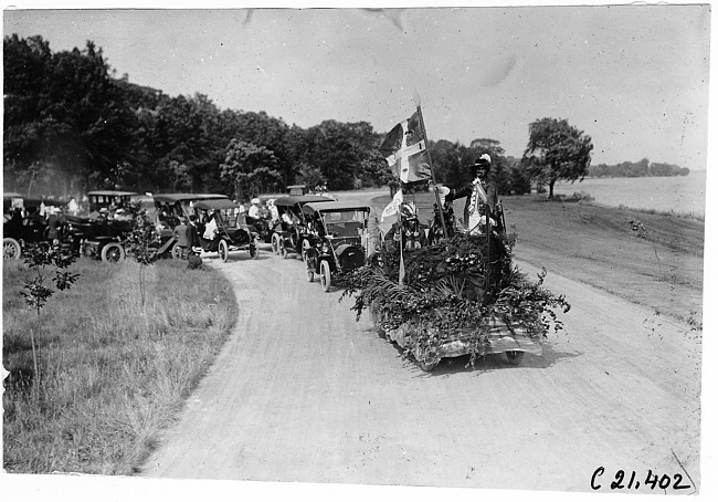 Father Cadillac float, 1909 Glidden Tour automobile parade, Detroit, Mich.
